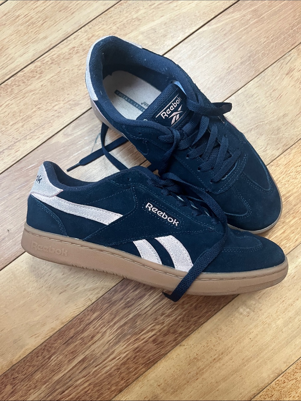 Reebok Women Navy Suede Sneakers with Tan Gum Sole, sz 8.5